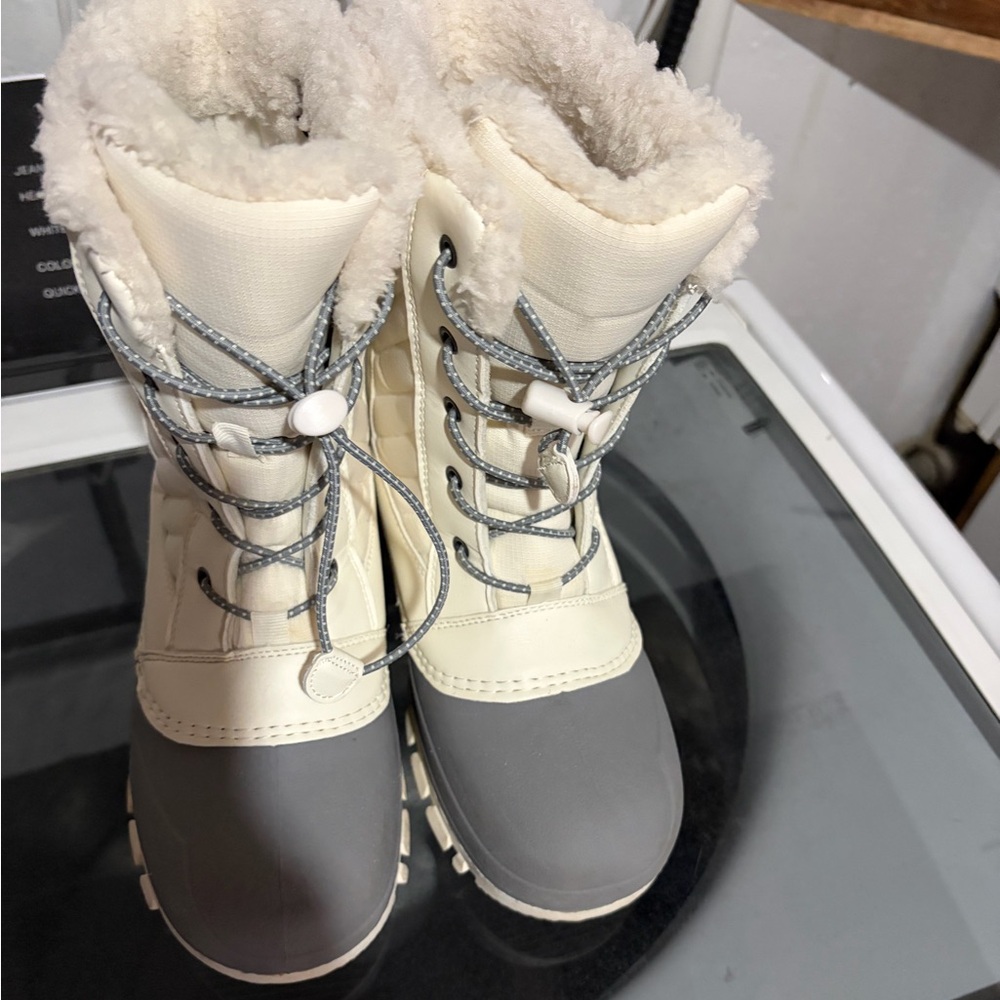 Kids size 5 snow boots
